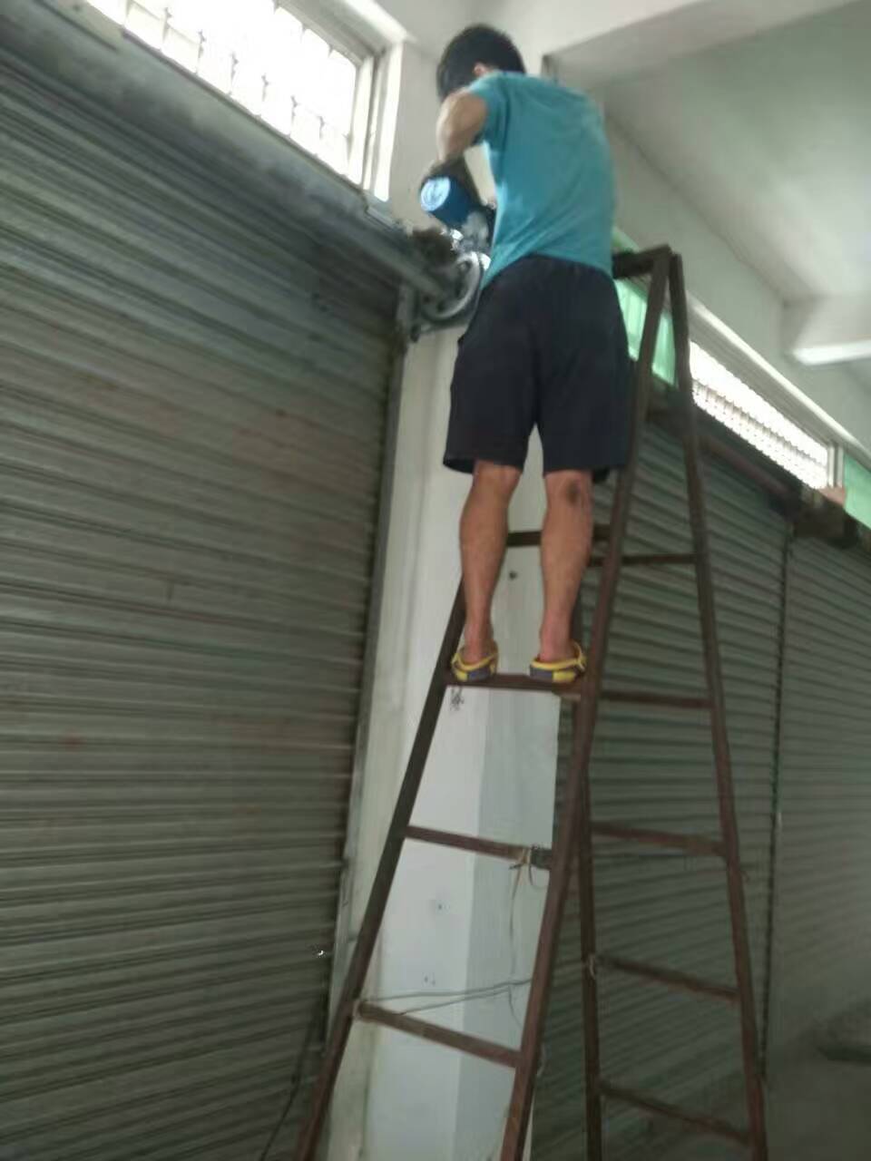 东城手拉卷闸门改电动...