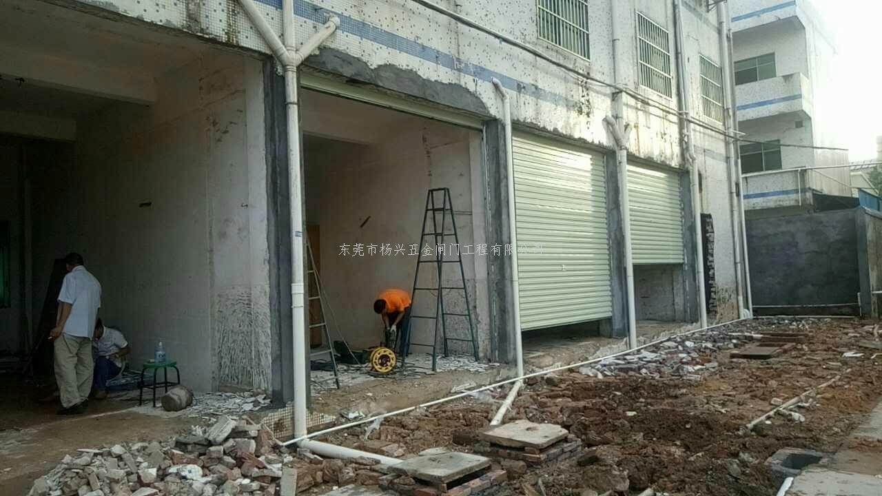温塘石羊街店铺卷闸门...